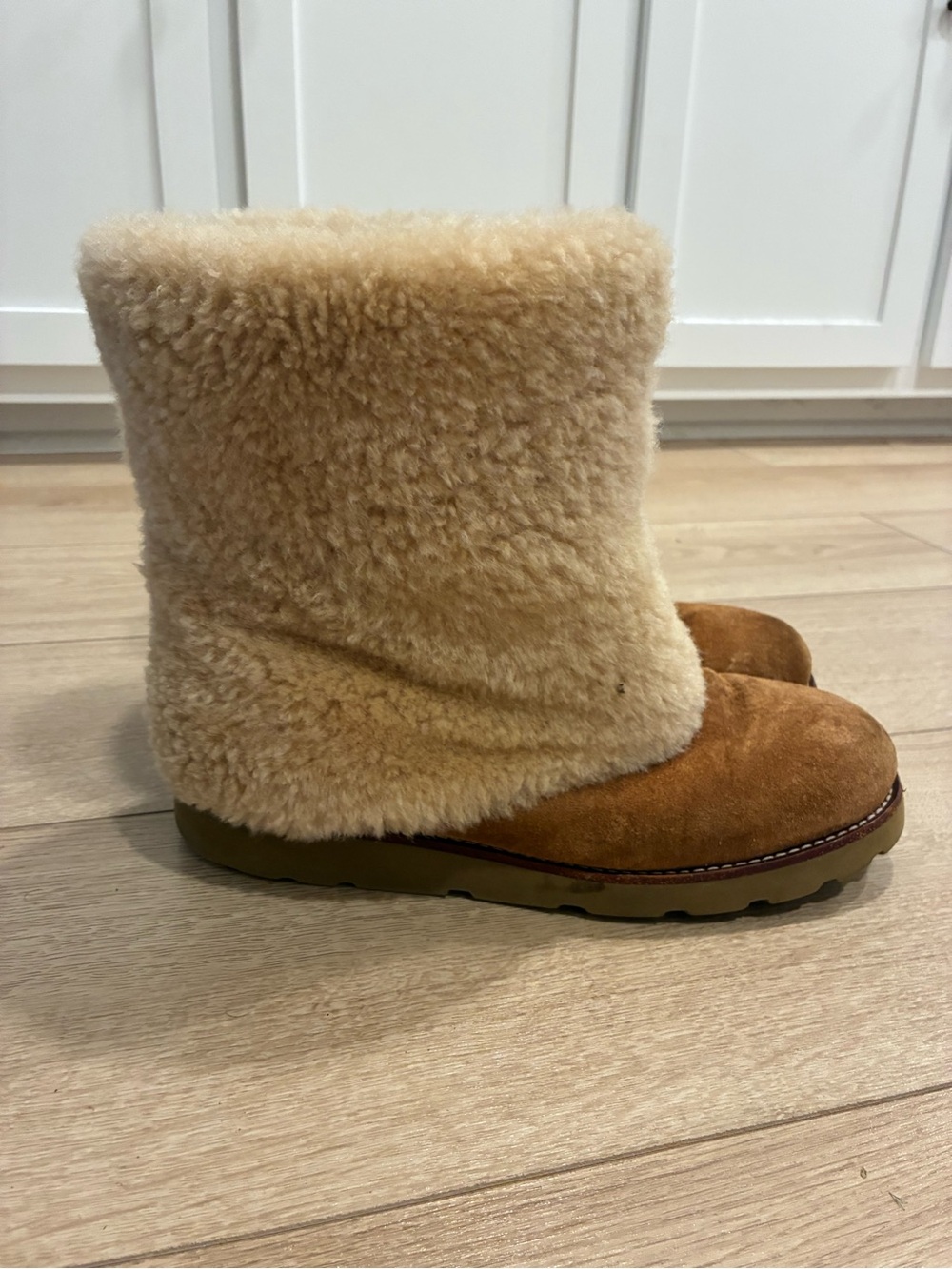 Ugg Australia Women’s Maylin 3220 Brown Shearling Boot Size 9